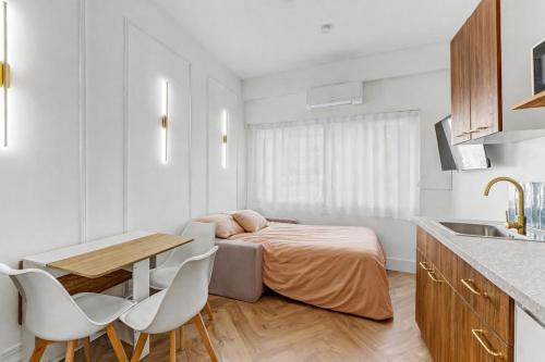 a bedroom with a bed and a table and chairs at Sublime brand-new studio with air conditioning in Plaisance-du-Touch