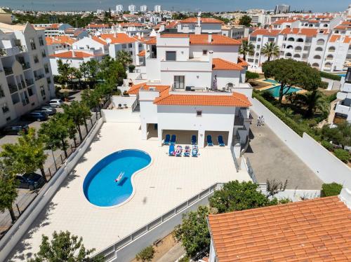 Modern & Central, Gated Apartment with Pool