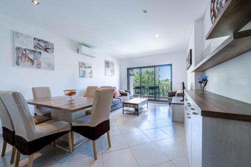 Modern & Central, Gated Apartment with Pool