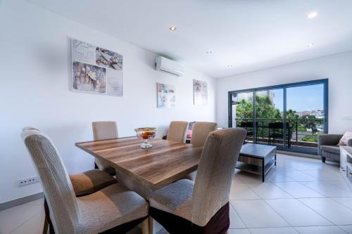 Modern & Central, Gated Apartment with Pool