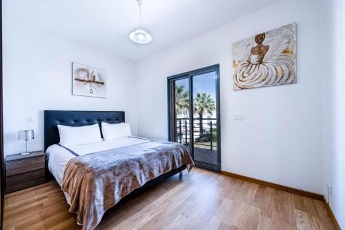Modern & Central, Gated Apartment with Pool