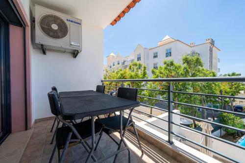 Modern & Central, Gated Apartment with Pool