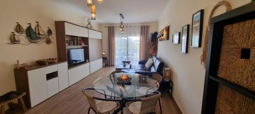 Charmant et Chaleureux Appartement avec Terrasse vue Piscine à 2 pas de la Marina