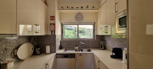 Charmant et Chaleureux Appartement avec Terrasse vue Piscine à 2 pas de la Marina