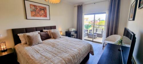 Charmant et Chaleureux Appartement avec Terrasse vue Piscine à 2 pas de la Marina