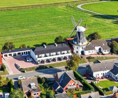 Mühlenloft في كاروليننسيل: صورة جوية لمنزل به طاحونة هوائية