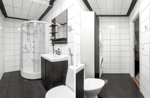 a bathroom with a toilet and a sink and a shower at حورية البحر in Bromölla