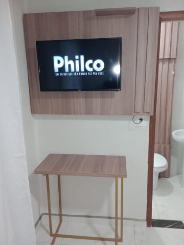 a sign on a wall above a table in a bathroom at Hotel Borza Carneiro in Piraí do Sul