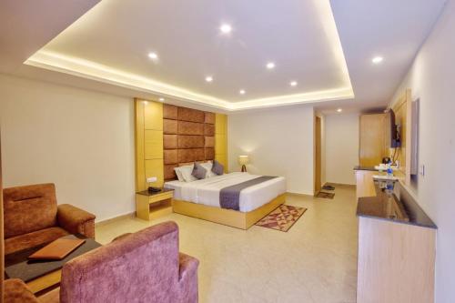 a hotel room with a bed and a couch at Flora Hills Manali in Jagatsukh