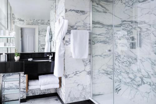 a bathroom with a black and white marble wall at The Kensington Hotel in London