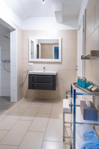 a bathroom with a sink and a mirror at Fischerhaus in Moosburg