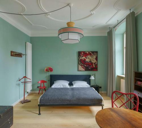a bedroom with a bed and a blue wall at Schulze am Markt in Lichtenfels