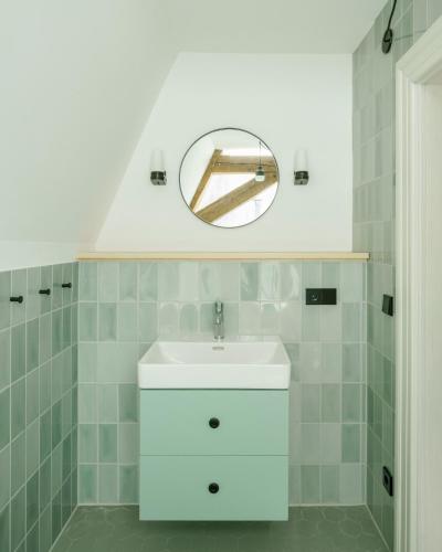 a bathroom with a sink and a mirror at Schulze am Markt in Lichtenfels