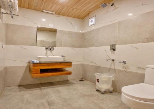 a bathroom with a toilet and a sink at Flora Hills Manali in Jagatsukh