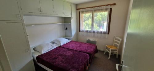 เตียงในห้องที่ La Musardière