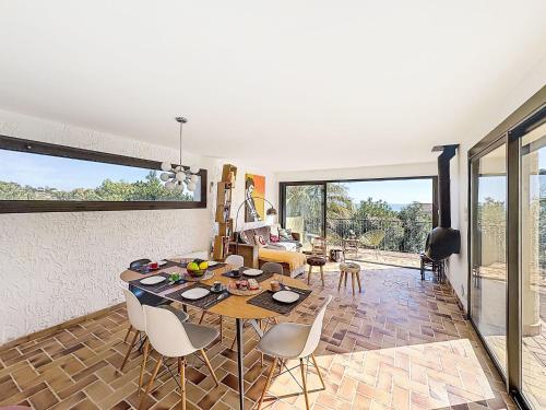 a dining room with a table and chairs in a room at Villa La Maison du Midi by Interhome in Saint-Aygulf
