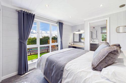 a bedroom with a large bed and a large window at Host & Stay - Marble Lodge in Beverley