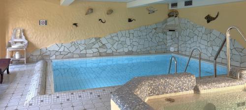 a large swimming pool in a house at Hotel Historischer Krug in Oeversee