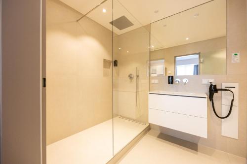 ein Badezimmer mit Dusche und Waschbecken in der Unterkunft Hotel Plaza in Duisburg