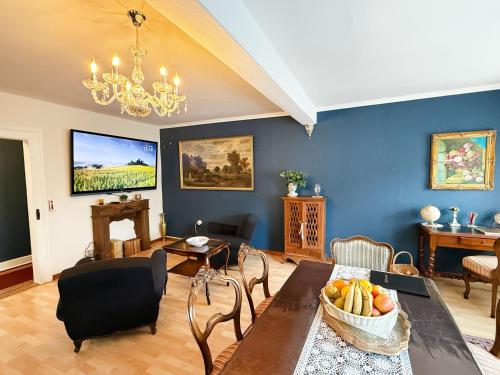 a living room with a table with a bowl of fruit on it at Ferienwohnung Emma - WLAN, Küche, TV, Bad, ca 15 Min zum Europa Park in Malterdingen