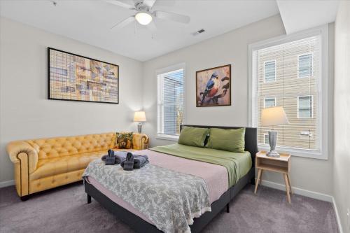 a bedroom with a bed and a couch at Entire DC House 3BR 3BA RoofDeck Free Parking Near Capitol Hill in Washington, D.C.