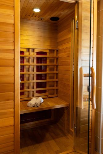 a sauna with a bench in a room with wooden walls at Bakonyi Múzsa Vendégház in Bakonyszentlászló