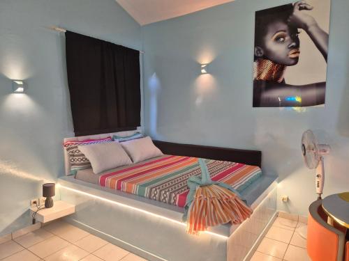 una stanza con un letto e un quadro sul muro di Studio Lipstick a Saly Portudal