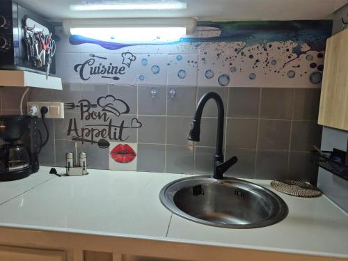 un bancone da cucina con un lavello in una cucina di Studio Lipstick a Saly Portudal