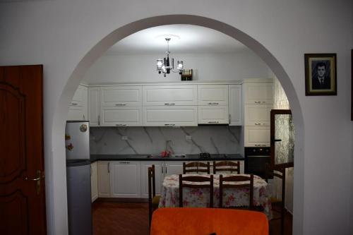 an archway in a kitchen with white cabinets at Vila Rrozhani in Mabë