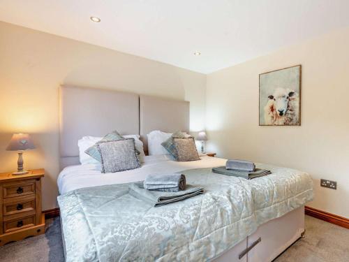 a bedroom with a bed with two towels on it at 2 Bed in Leek oc-52923 in Grindon