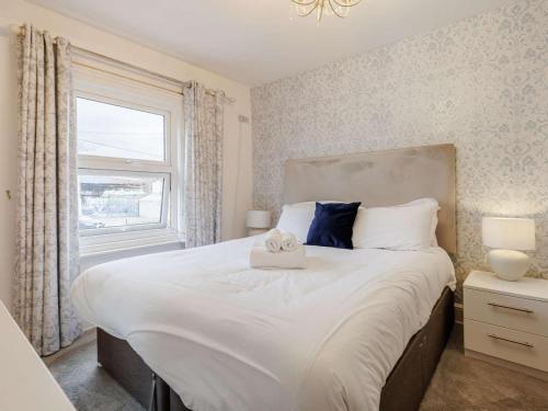 a bedroom with a large white bed with a window at 5 Bed in Pershore oc-91349 in Peopleton