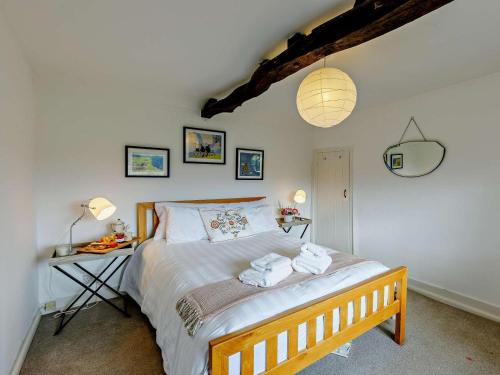 a bedroom with a bed with two towels on it at 3 Bed in Pershore oc-92975 in Eckington