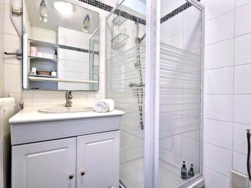 a white bathroom with a sink and a shower at 5 Mins to Train Station - Free Parking - DisneyLand - Escapade Perchée in Pomponne