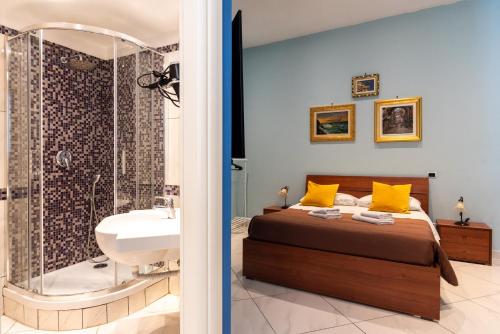 ein Schlafzimmer mit Bett, Dusche und Waschbecken in der Unterkunft Plebiscito 10 in Neapel