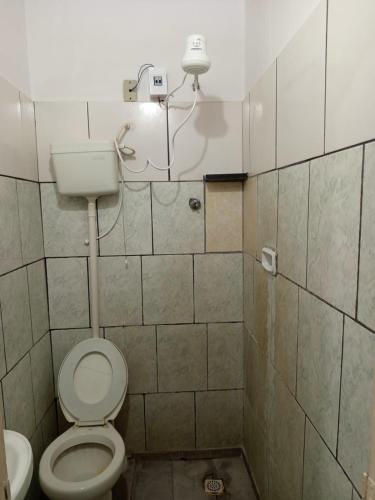 a bathroom with a toilet and a sink at Hospedaria Barão in Campinas