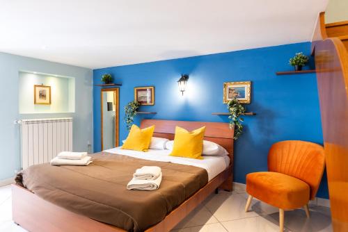 ein blaues Schlafzimmer mit einem Bett und einem Stuhl in der Unterkunft Plebiscito 10 in Neapel