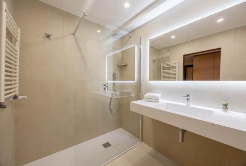 a bathroom with a sink and a shower and a mirror at Golf Hotel Milano in Opera