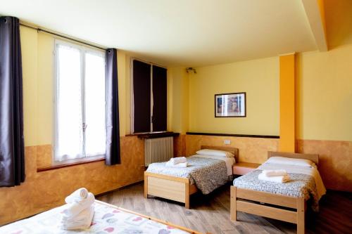 a room with two beds and a window at Agriturismo la fornace in Como