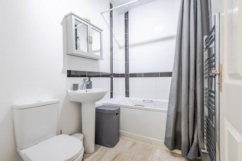 a bathroom with a sink and a toilet and a bath tub at Wanderer's Rest in Lynton