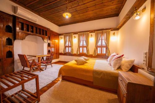a bedroom with a bed and a table and chairs at Birol Sengun Bag Evi in Safranbolu