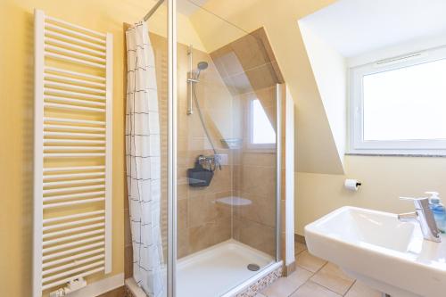 a bathroom with a shower and a sink at Dat lütte Huus - Wohnung 1 in Husum