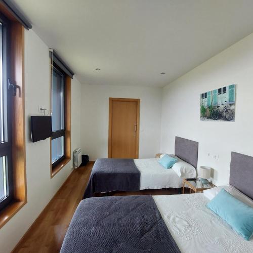 a bedroom with two beds and a couch at Linar Do Rei in Linares
