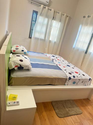 a bunk bed in a room with a window at Appartement d'une chambre salon in Wonyomé