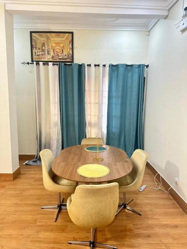 a dining room with a wooden table and chairs at Appartement d'une chambre salon in Wonyomé