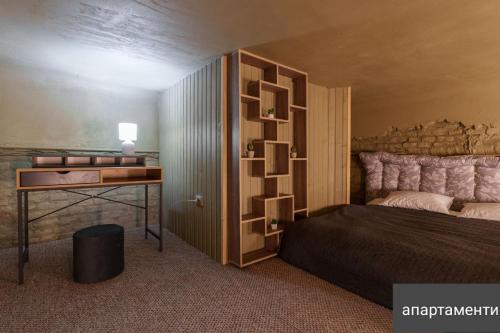 a bedroom with a bed and a desk and a bed sidx sidx sidx at Апарат готель під ЗОЛОТИМ КОРАБЛЕМ двохрівнева студія in Chernivtsi