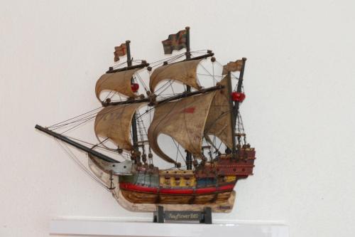 a wooden model of a pirate ship on a shelf at Kapitänshaus Schäfer App Bootsmann in Brunsbüttel