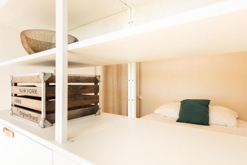 a bedroom with a bunk bed in a room at L'Embrun - Plage, port et marché à deux pas in Pornichet