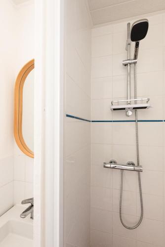 a shower in a bathroom with a shower curtain at L'Embrun - Plage, port et marché à deux pas in Pornichet