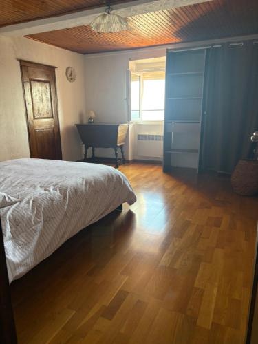 a bedroom with a bed and a wooden floor at Bella Vista Cabris in Cabris