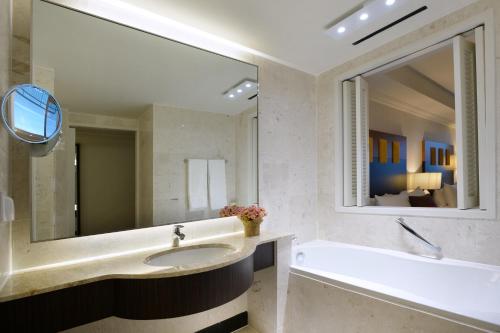 Et badeværelse på Ramada Plaza by Wyndham Jeju Ocean Front